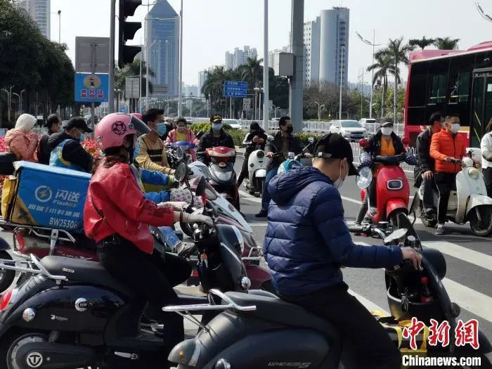 资料图：在南宁一交通要道等候红绿灯的电动自行车。蒋雪林 摄