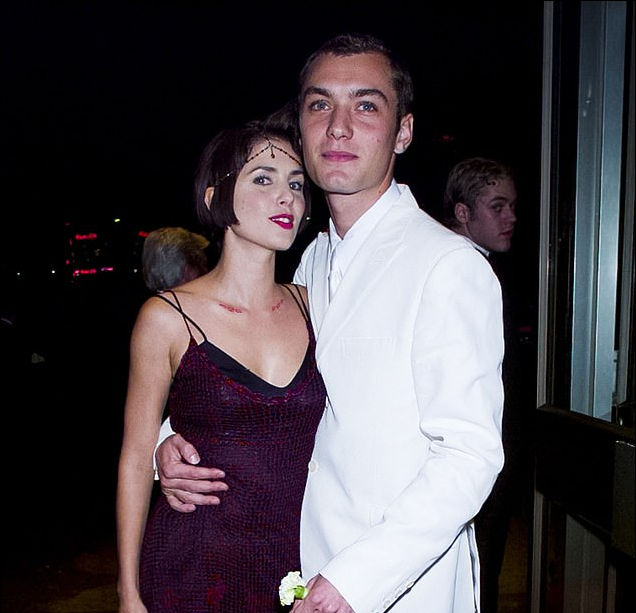 1994年,裘德·洛爱上了和自己搭戏的女演员珊迪·弗罗斯特,一个漂亮