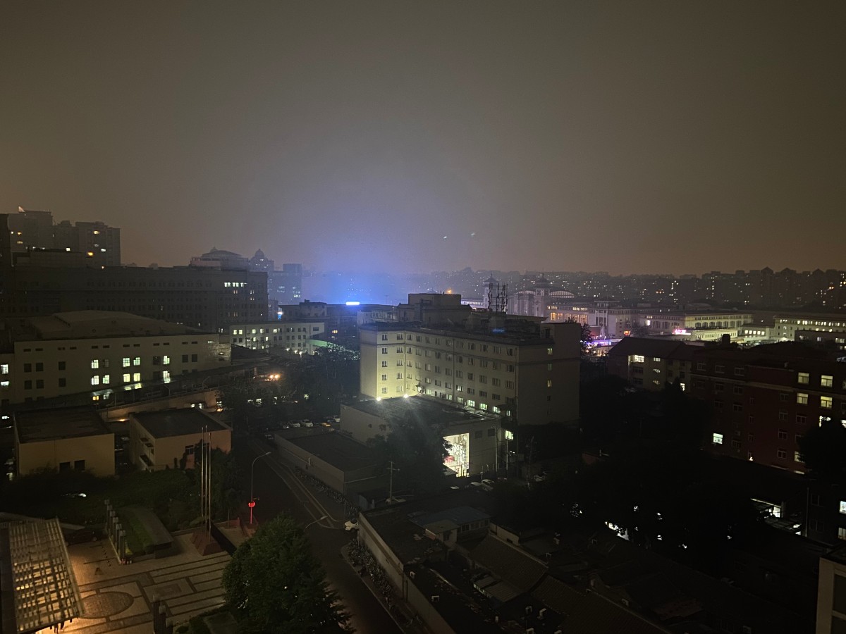 刚刚,北京白昼如夜,暴雨倾盆,门头沟出现冰雹