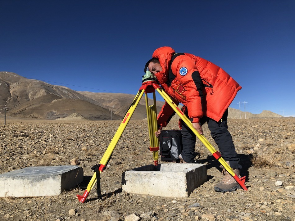 测绘队员在进行GNSS测量时调试设备。  澎湃新闻记者 王万春图