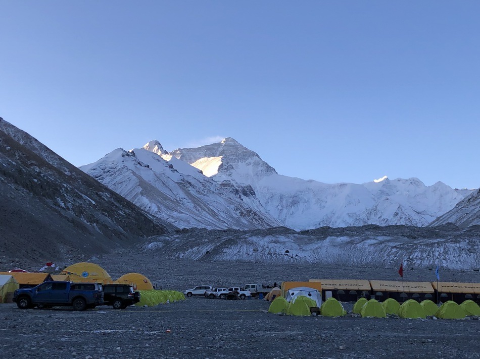  珠峰的天气瞬息万变，往往是清晨对珠峰一览无余，中午后就会迎来暴风雪。  澎湃新闻记者 王万春图