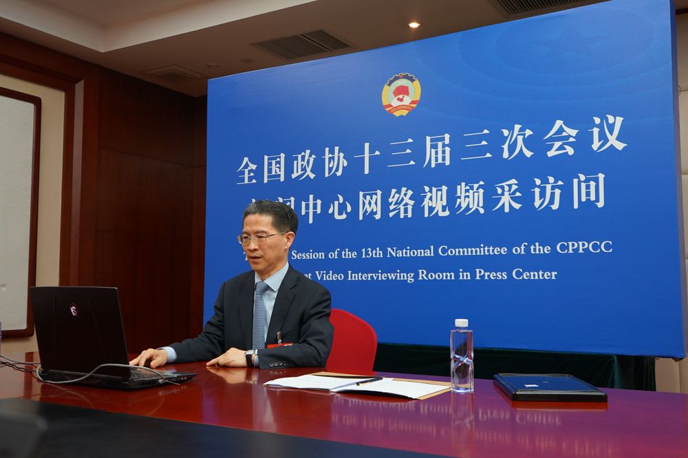 摄像头,电脑,监视器……走进丰大国际酒店驻地的视频采访间,背景板上