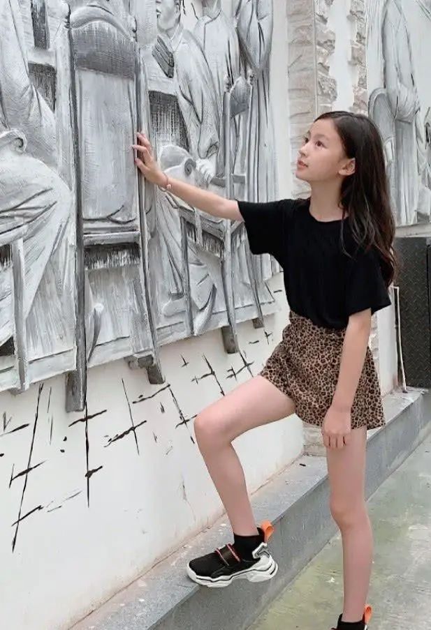 裴佳欣很多的私服穿搭也是简约却不简单,很有时尚感