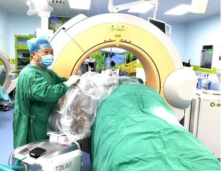 目前在国内利用o型臂或利用机器人辅助治疗骨折手术仅少数几家大医院