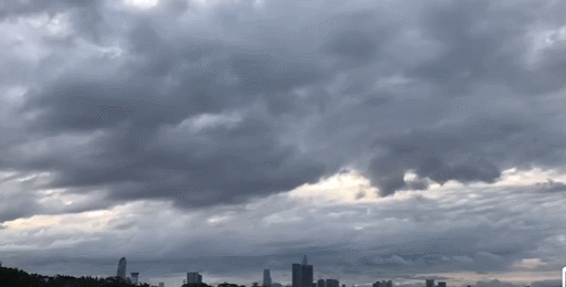 结果下一秒就乌云密布刚刚还能看到太阳的影子▼强雷雨,狂风杀到深圳