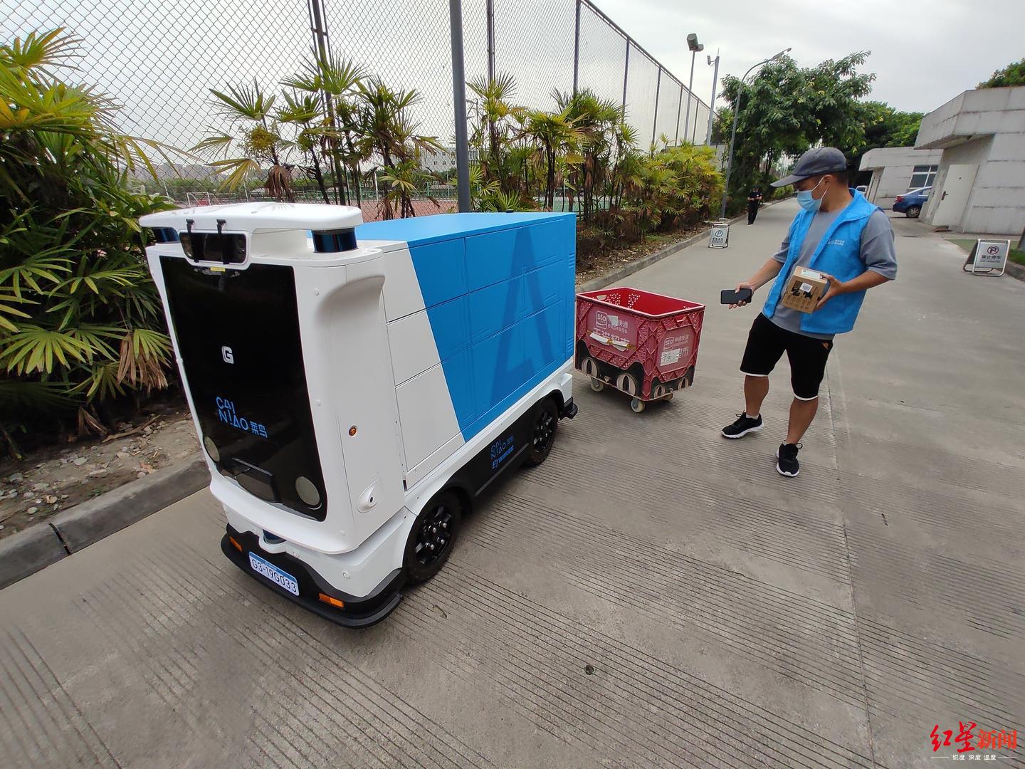 又萌又懂事川大这辆小车无人驾驶游走校园把快递直送寝室楼下