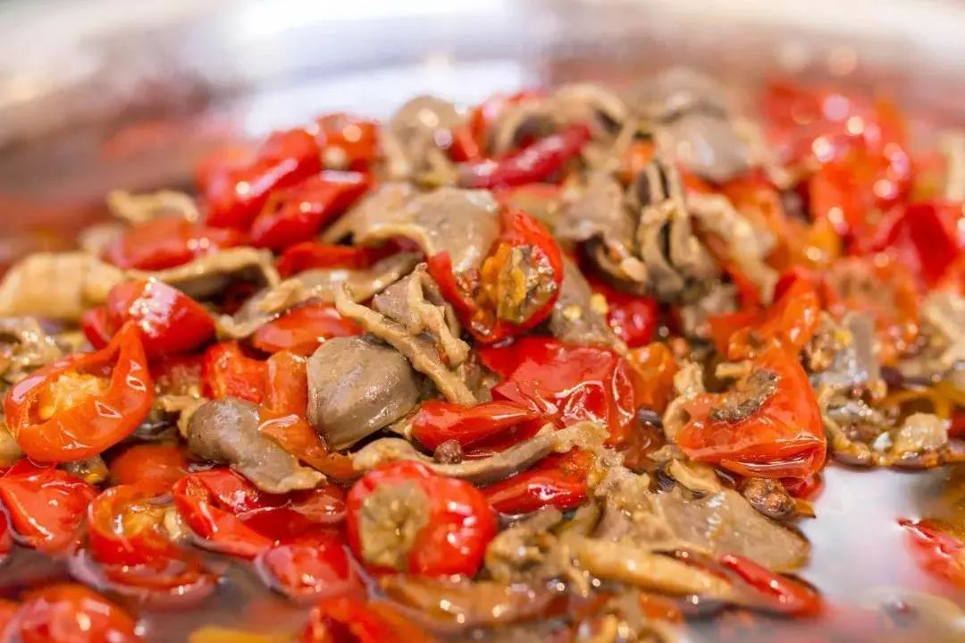 二娃郡花面,坐在gai边边大口嗦面的感觉.