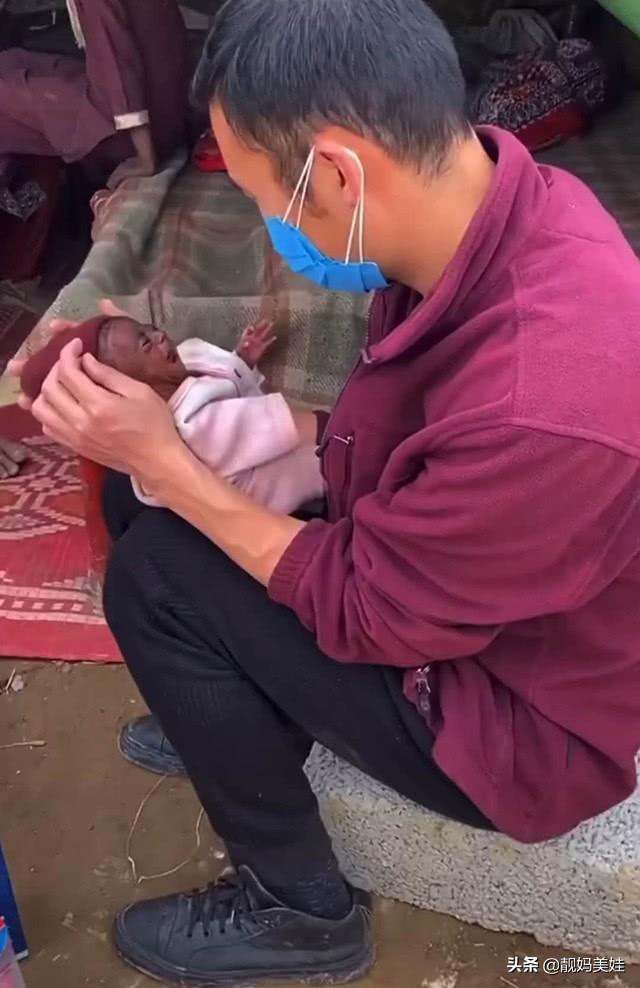 中国小伙娶非洲老婆,刚出生的宝宝像"老大爷",网友:真老气