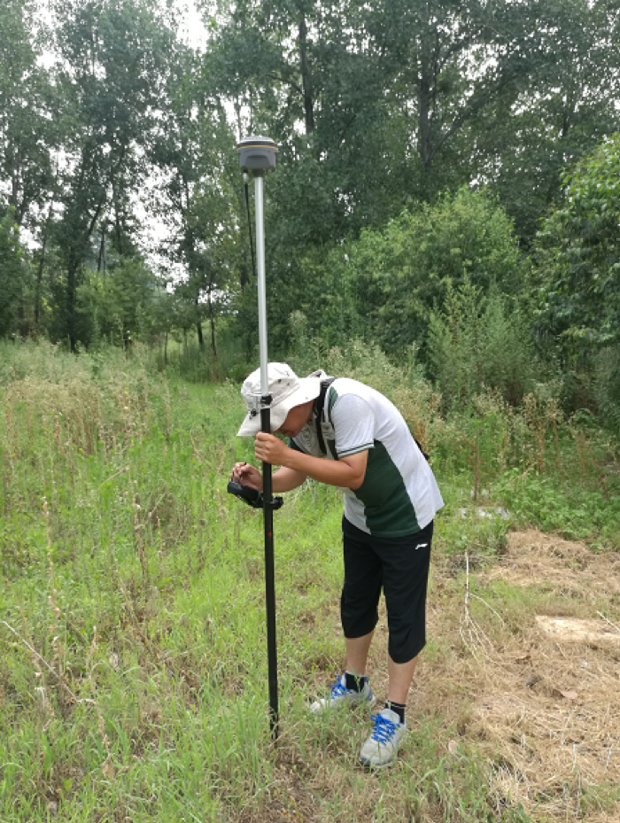 爬过地下管道,听过野猪叫,上班对我来说有时是死里逃生