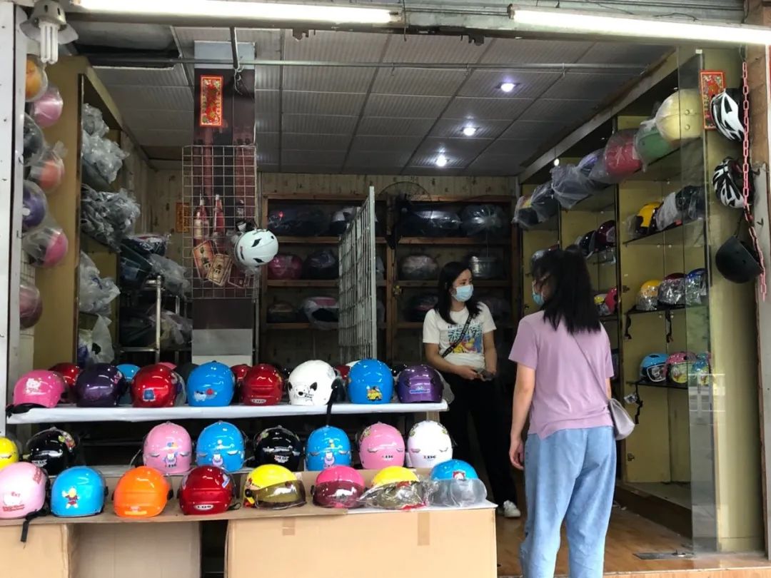 "端州区跃龙路一家头盔专卖店老板陈伯告诉记者,以前进货价调整幅度