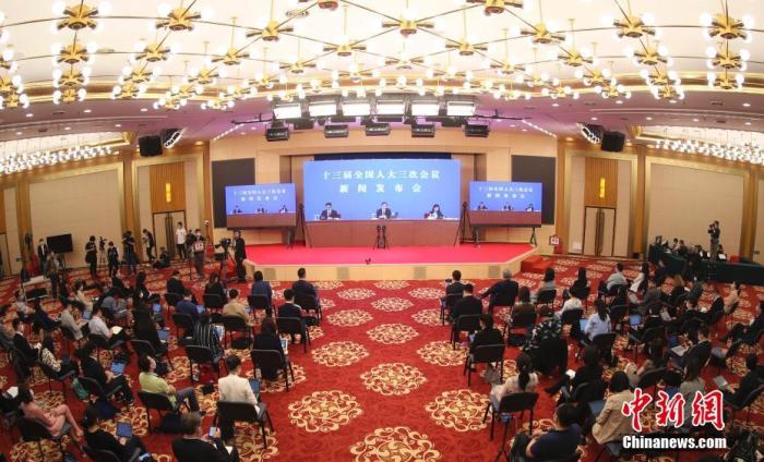　　5月21日，十三届全国人大三次会议新闻发布会在北京人民大会堂新闻发布厅举行，新闻发布会采用网络视频形式进行。中新社记者 杜洋 摄