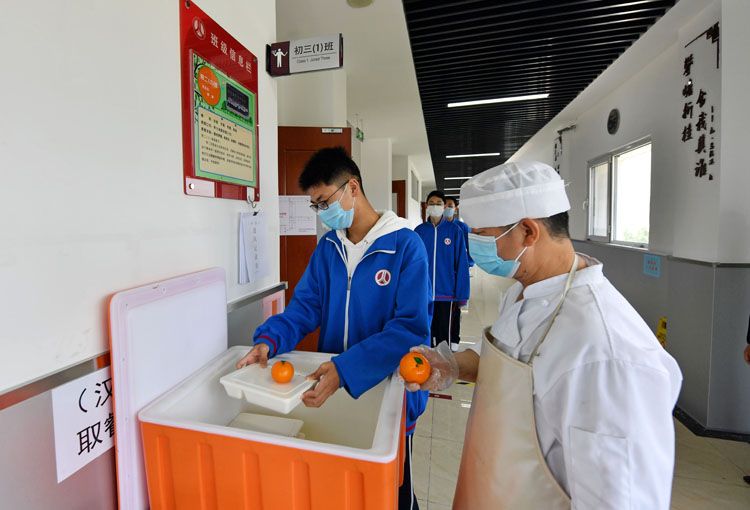 5月22日，二外附中，学生取餐时可以选择大小份，减少厨余垃圾的产生。