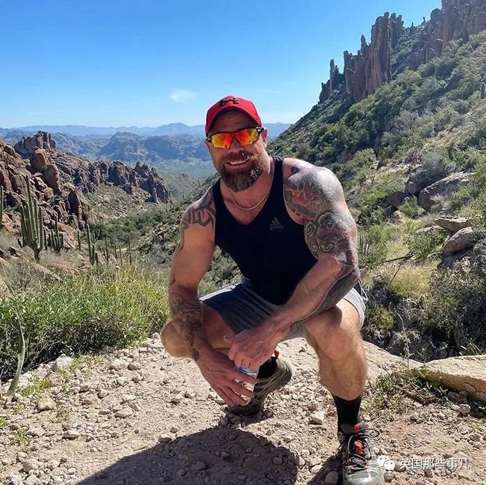 新冠把一个强壮肌肉汉子搞成这样!不是文身真的认不出是同一个人!