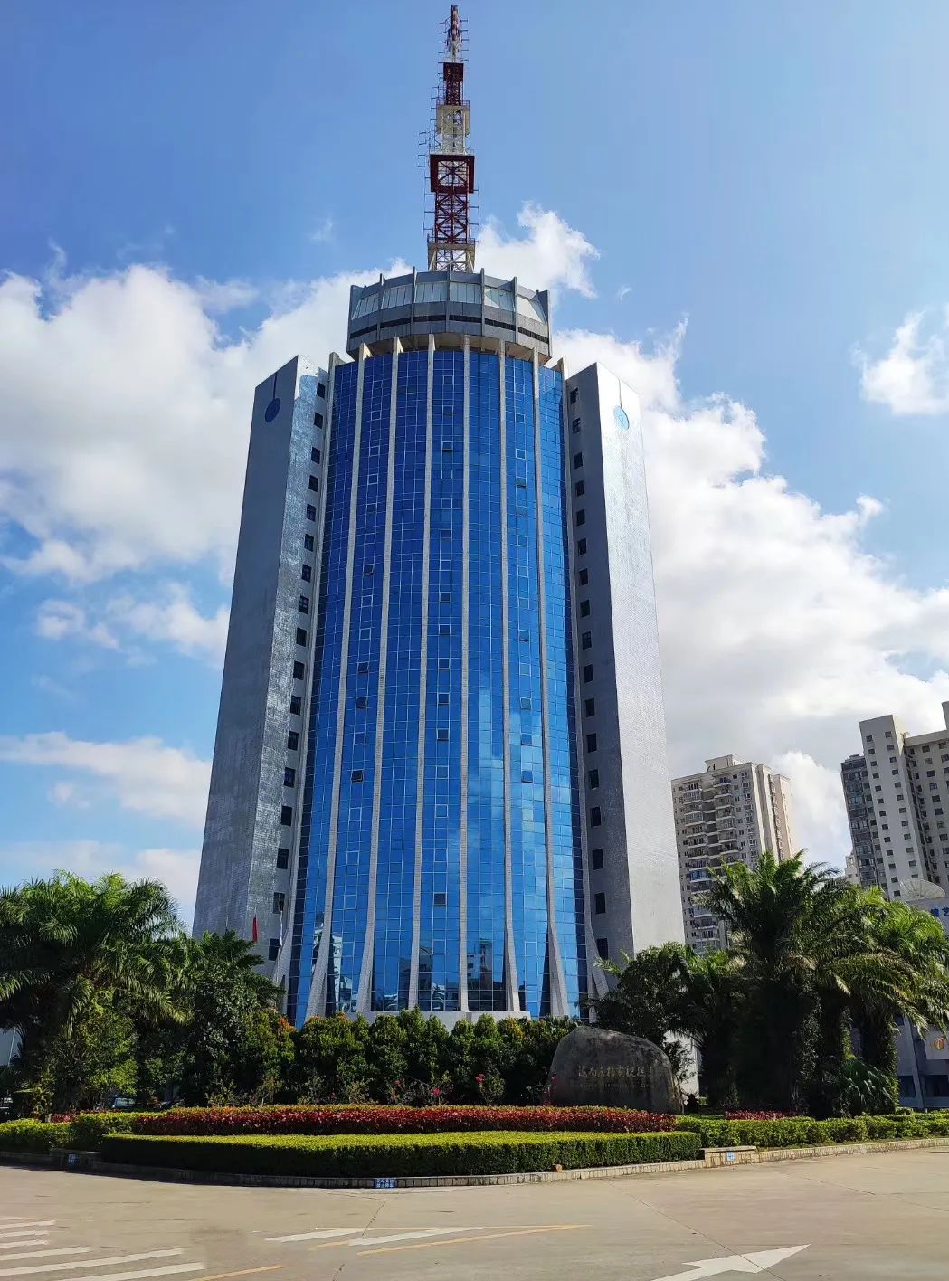 早上8:00在海口市南沙路71号海南广播电视总台集合,(进入电视台请佩戴