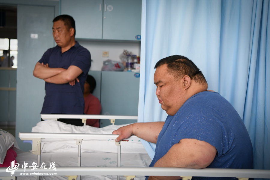 450斤! 安徽这位超级胖友获得免费救助减肥【组图】