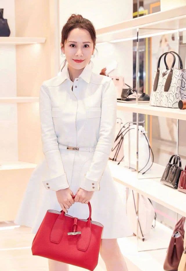 42岁海清亮相活动,穿淡黄色西装太有气质,皮肤又白又嫩让人羡慕