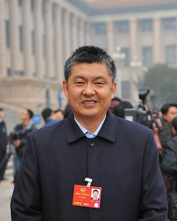 公益诉讼"圈粉"代表委员:"我与公益诉讼的故事"|内蒙古_新浪新闻