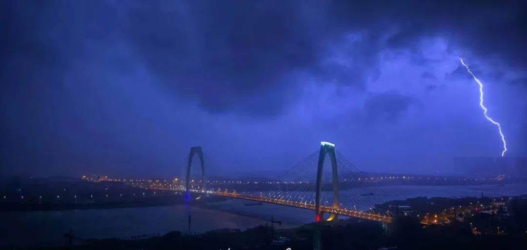 昨晚南宁电闪雷鸣大暴雨,未来雷雨+大风天气“套餐”继续派送