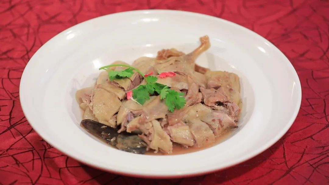 这些鸭平时是吃鱼仔虾仔长大的,脂肪比较少,味道还带有少许咸香