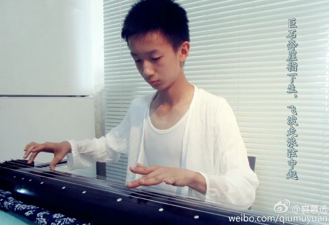 会弹古琴,会吹葫芦丝;裘慕远从小就很优秀,用能文能武来形容他最合适