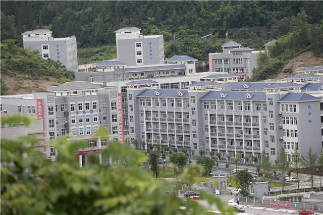 重庆彭水:聚焦"两不愁三保障" 贫困群众生活大变样