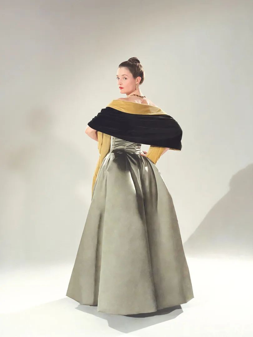 rr · 时尚 | 《魅影缝匠》里撩人的高定装,你get到了吗?