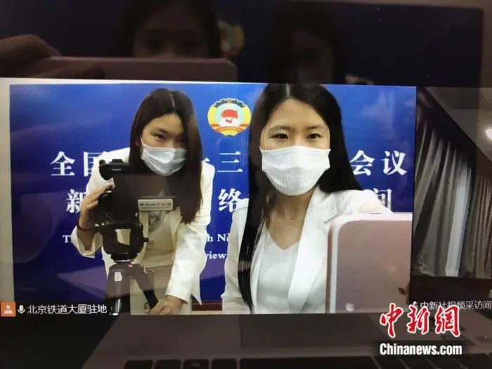 和同事在采访间调试镜头.范思忆 摄
