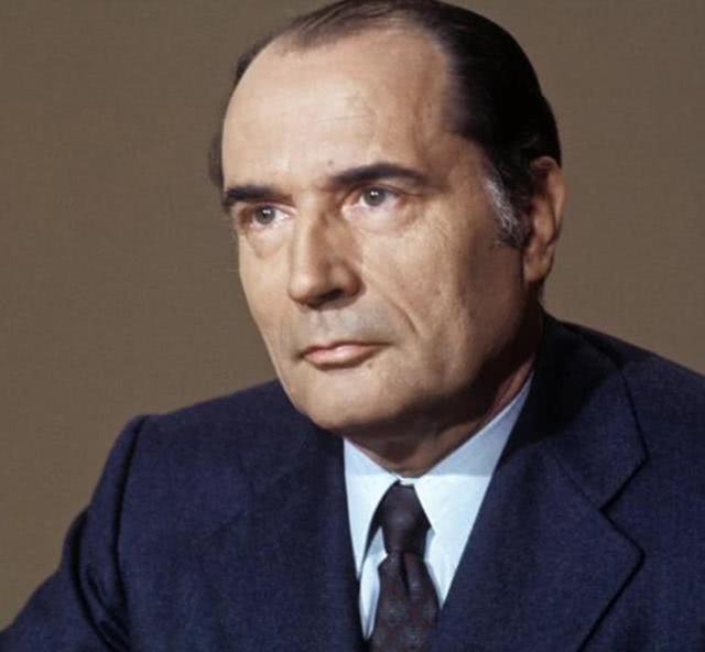 法国52岁百亿富翁传媒大亨,自曝17岁辍学当间谍,窃听过总统手机