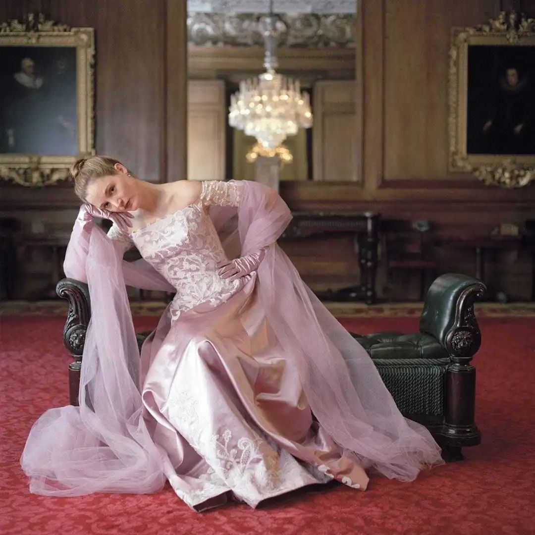 rr · 时尚 | 《魅影缝匠》里撩人的高定装,你get到了吗?