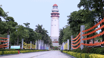 最标致的建筑就是高高耸立的灯塔,这个灯塔就是翔安隧道的一个通风塔