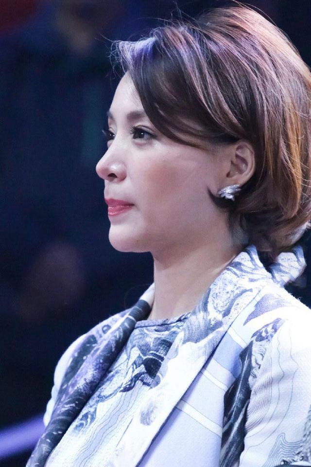 董卿根本不用争艳斗丽穿印花西装出镜优雅大气波波头更是洋气