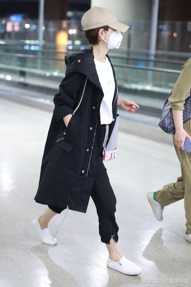 女星马伊琍打扮低调,包裹严实亮相上海机场,金色手链比较抢镜