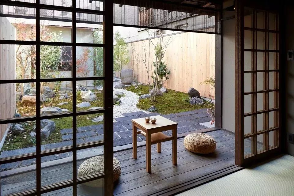和茶室庭院等各空间外,同时作为展廊,展示收集淘来的各种日本老旧物件