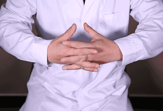 4,双手十指交叉握拳,顺时针转动. 5,单手握拳,击打另一手掌心.