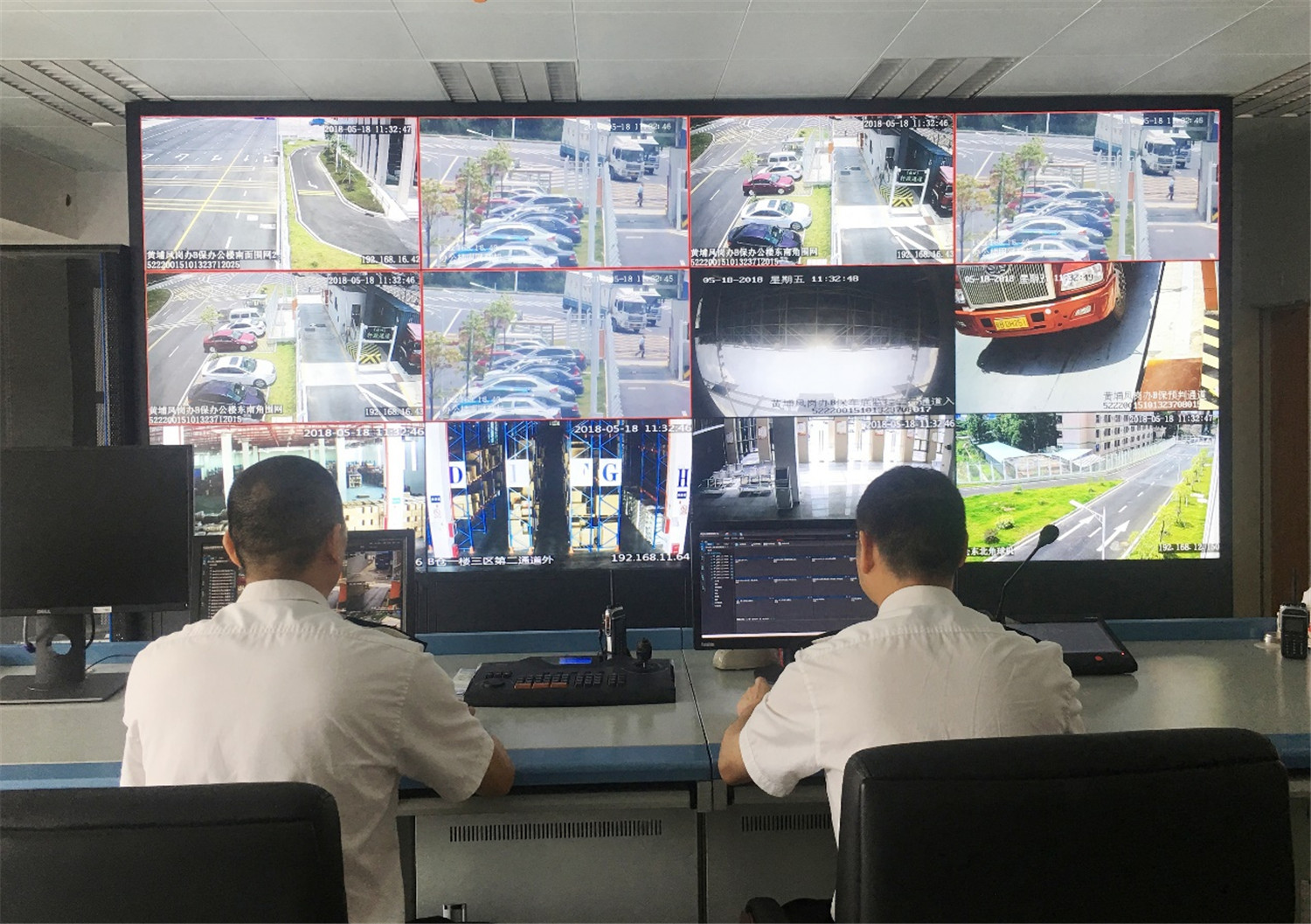 黄埔海关关员在监控室验看进出东莞清溪保税物流中心的车辆.