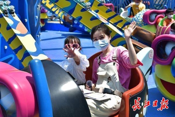 小朋友玩完一个游乐项目就洗手,武汉欢乐谷让出游更安心