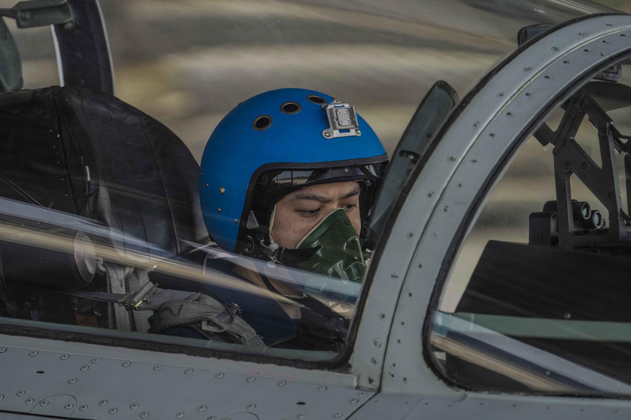 东部战区海军航空兵某旅组织多机型跨昼夜飞行训练