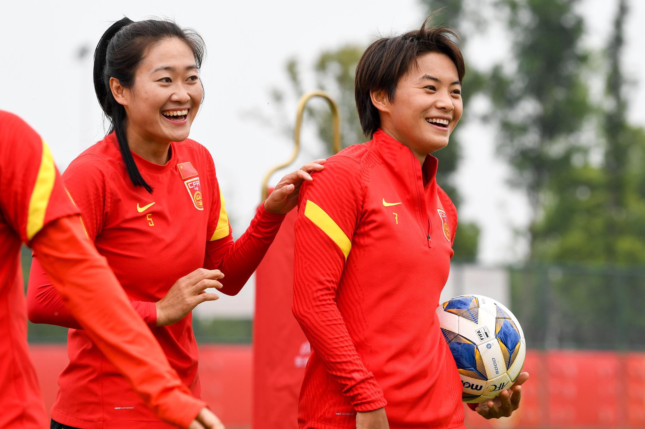 视频丨中国女足举行公开训练课