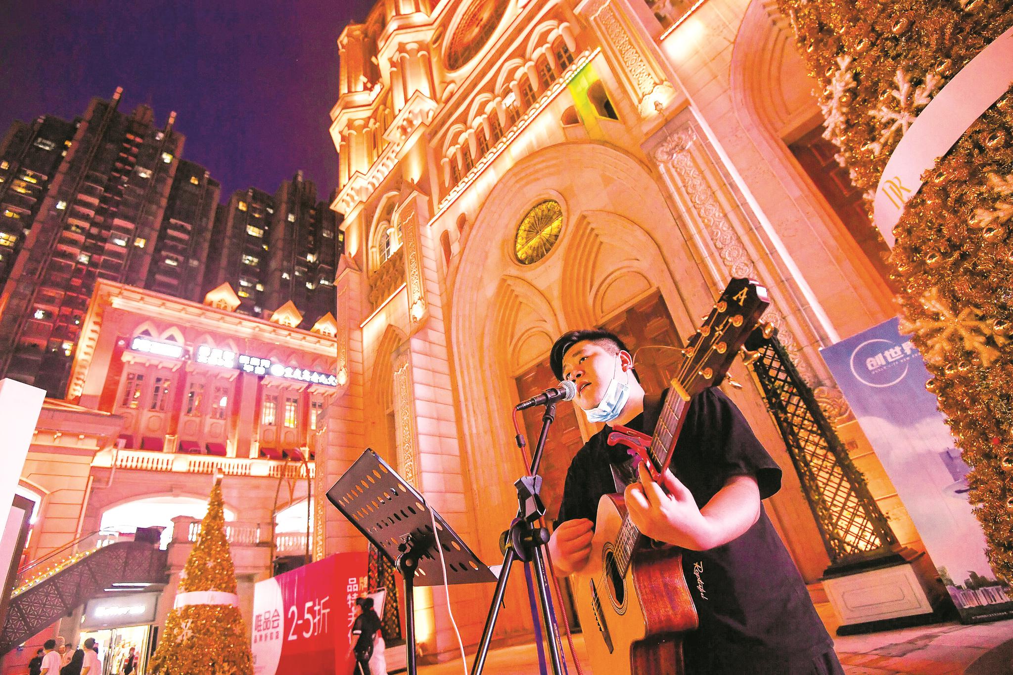 武汉知名街头歌手回来了:相信疫情总会过去 期待光谷重现繁华