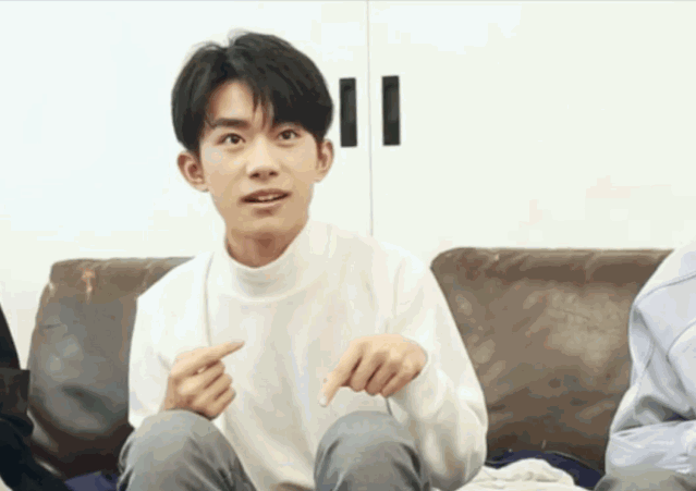 当年他不是tfboys里最受欢迎的一个,但现在已经成长为最独特的一个.