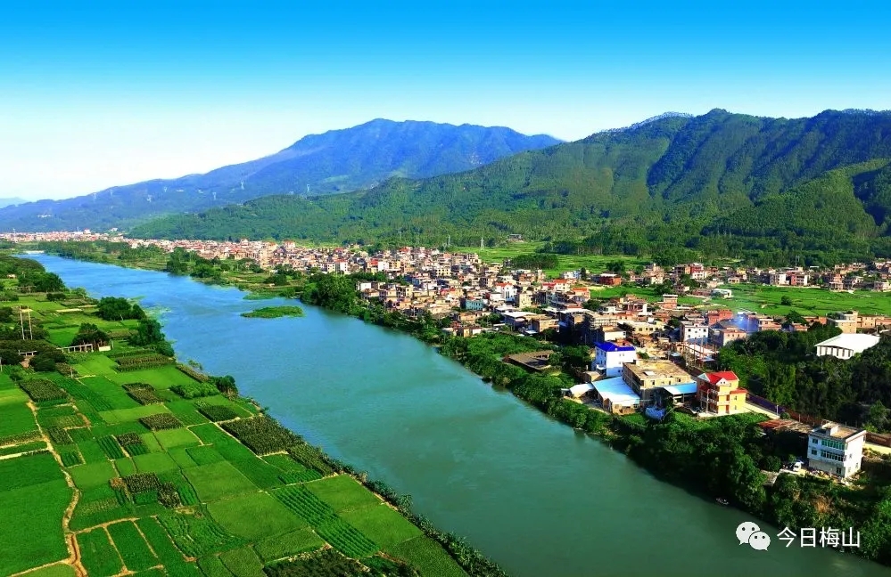 梅山镇位于南安市东北部中心位置,境内有大小杨梅山脉,东距泉州市区约