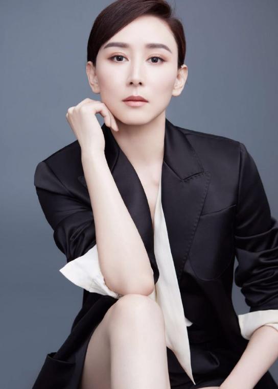 胡静的好气质折服了我,穿红色连衣裙配低马尾好美,阔太圈里少见