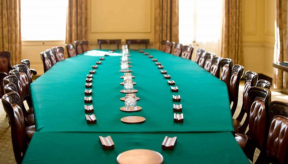 内阁办公厅直接为首相服务,内阁秘书长更是与首相关系密切,然而,"历任