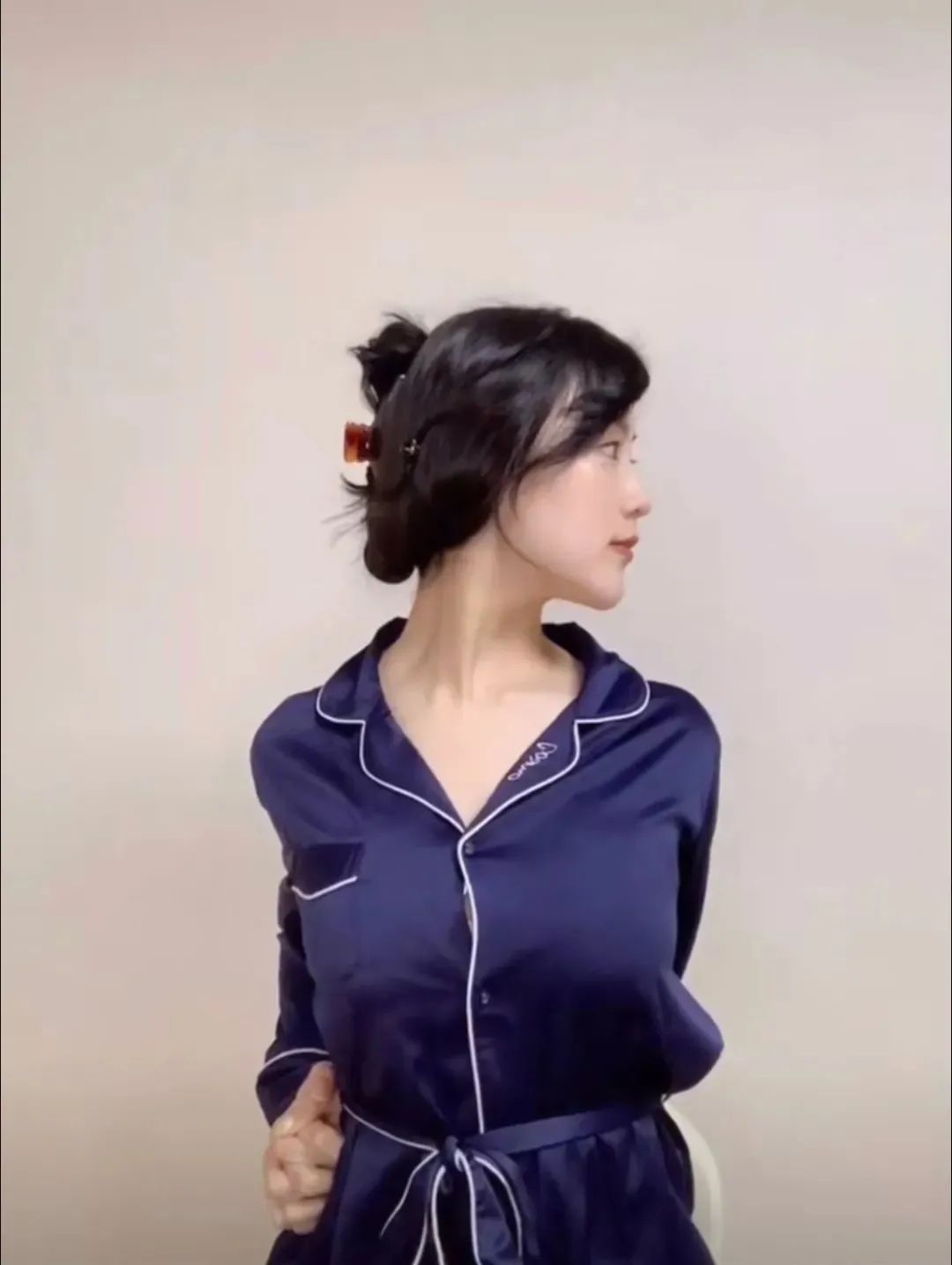 动作2:双手合十握紧在腰侧交叉,手肘在背后尽量相互靠近,头向手的反