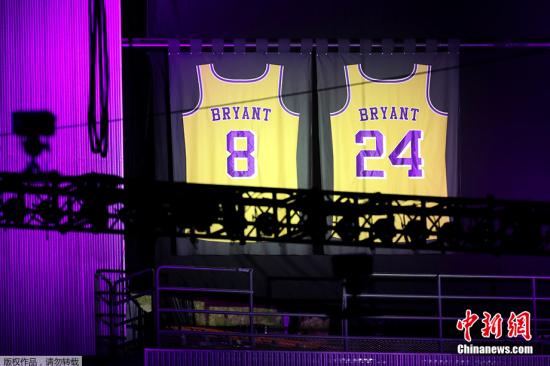资料图：当地时间2月24日，NBA巨星科比·布莱恩特与女儿吉安娜追思会于洛杉矶湖人主场斯台普斯中心举行。