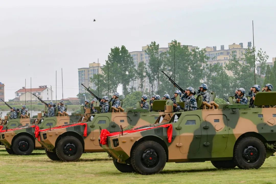 "新型伞兵战车"服役仪式