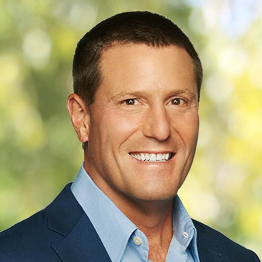 在任期间,艾格与迪士尼前高级执行副总裁凯文·梅耶尔(kevin mayer)