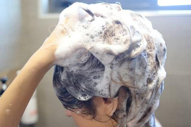 洗了几十年的头发你可能第一步就没做对难怪头发干枯油性大