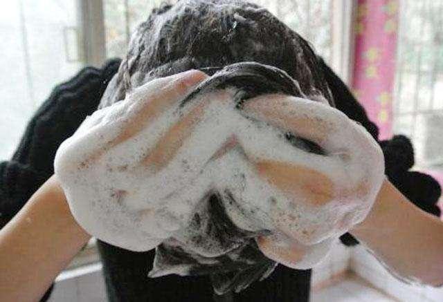 洗了几十年的头发你可能第一步就没做对难怪头发干枯油性大