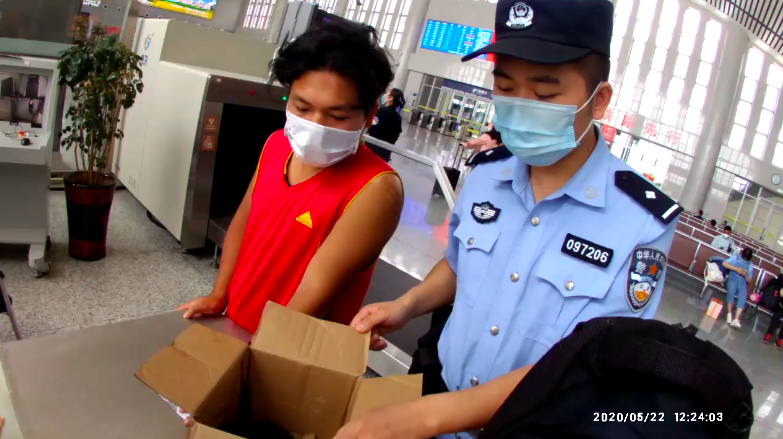 带着宠物去读书,邵阳一大学生带鳄龟坐高铁过安检时被拦